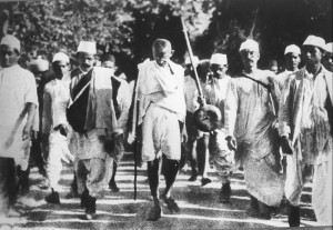 Mahatma Gandhi und einige seiner Satyagrahis auf ihrem berühmten Salzmarsch 1930.